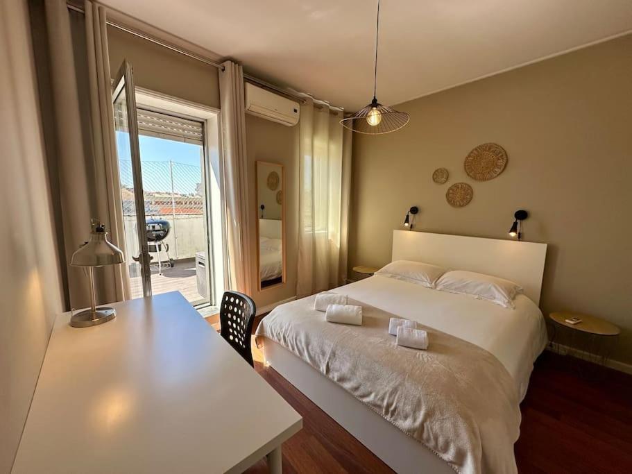 Apartamento Renovado Com Ac, 2 Wc Completos, Terraco E Garagem Oporto