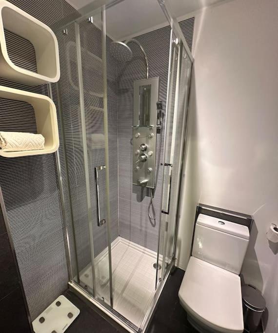 Apartamento Renovado Com Ac, 2 Wc Completos, Terraco E Garagem *