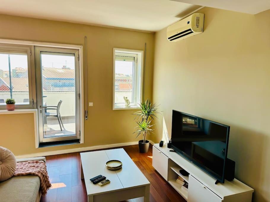 Apartamento Renovado Com Ac, 2 Wc Completos, Terraco E Garagem