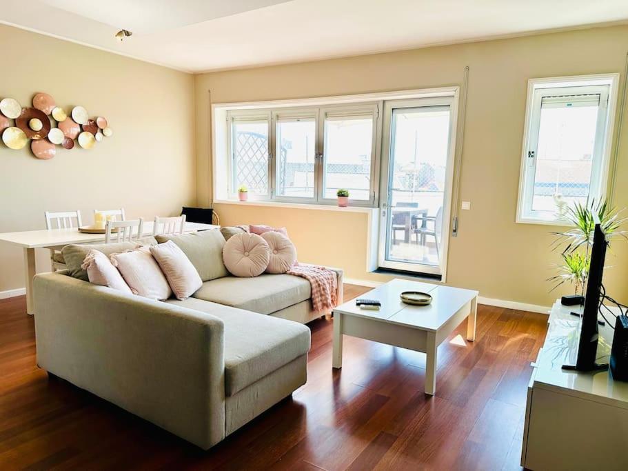 Apartamento Renovado Com Ac, 2 Wc Completos, Terraco E Garagem Oporto