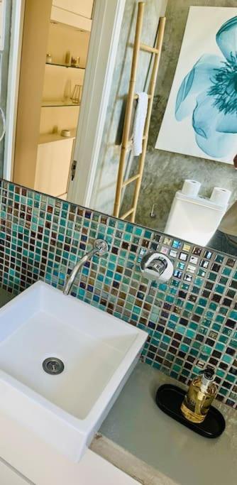 Apartamento Renovado Com Ac, 2 Wc Completos, Terraco E Garagem