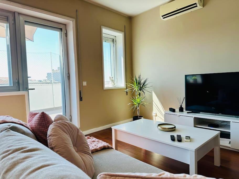 Apartamento Renovado Com Ac, 2 Wc Completos, Terraco E Garagem